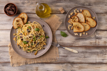 Classic spaghetti with anchovies served with croutons.