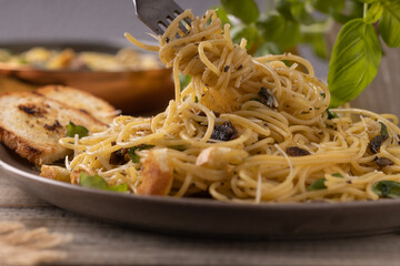 Classic spaghetti with anchovies served with croutons.