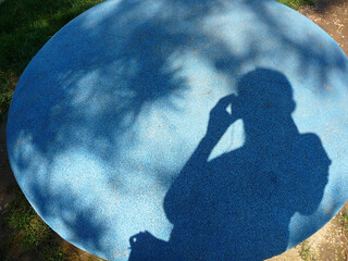 Mein Schatten auf einem gro&szlig;en runden Stein.