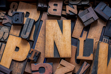 Alte Drucklettern aus Holz. Benutzt, teilweise mit alten Farbresten und Kratzern