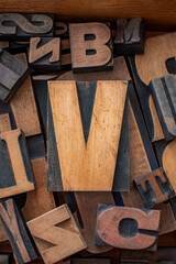 Alte Drucklettern aus Holz. Benutzt, teilweise mit alten Farbresten und Kratzern