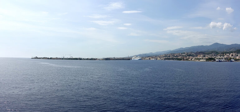 Vista Panoramica dello Stretto di Messina e della Costa Siciliana in una Giornata di Sole 23c24