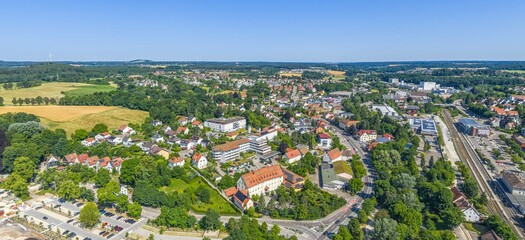 Obraz premium Die sehenswerte Stadt Ellwangen im Tal der Jagst aus der Vogelperspektive