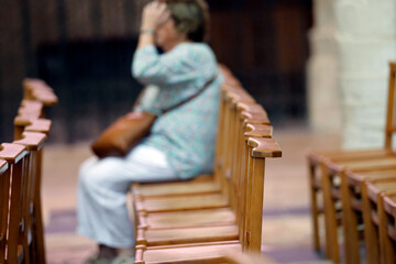Obraz premium Bayeux cathedral. Woman praying alone. Bayeux. France.