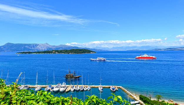 Mandraki Marina auf Korfu-Stadt am Fu&szlig;e der Alten Festung, Korfu (Griechenland)