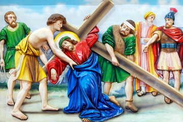 Obraz premium Way of the cross. Station 5. Simon of Cyrene helps Jesus carry the cross. Church of Fatima.