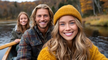Obraz premium Three friends enjoying autumn canoe trip smiling for selfie