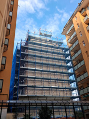 Lavori in corso nel cantiere edile in città in estate - costruire un nuovo condominio