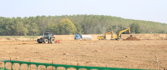 Gru e camion al lavoro nel campo