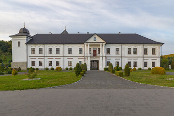 Obraz premium Holy Dormition Univ Lavra Monastery on a Sunny Day