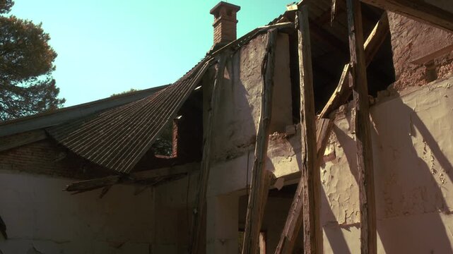 Verlassene Ruine in Kroatien am Meer