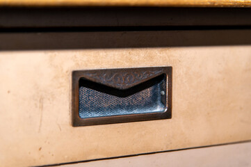 古いテーブルの引き出しの取っ手
