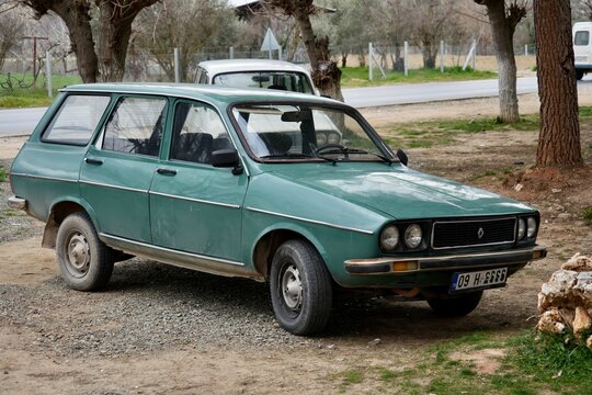 A Green Renault 12 Estate. These cars were produced in Turkey until 2000. Aphrodisias, Aydin, Turkey, February 2025. 