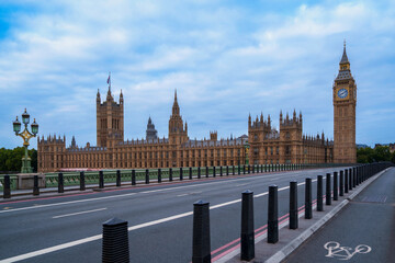 Obraz premium The Houses of Parliament, Big Ben and Westminster Bridge in London, England, an iconic riverside scene blending Gothic architecture with civic grandeur along the River Thames.