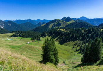 Wanderung in Bayern zum Seekarkreuz bei Lenggries - Blick vom Gipfel in Richtung Tegernsee mit...