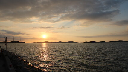 해가지는 일몰 풍경과 바닷가 풍경 