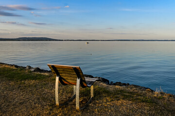 Güttingen, Bodensee, Seeufer, Hafen, Schiffe, Boote, Bootssteg, Schilf, Wasservögel, Naturschutz, Uferweg, Holzbank, Abendstimmung, Wanderweg, Sommer, Ostschweiz, Thurgau, Schweiz