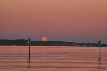 Bodensee, der Vollmond erscheint am Horizont