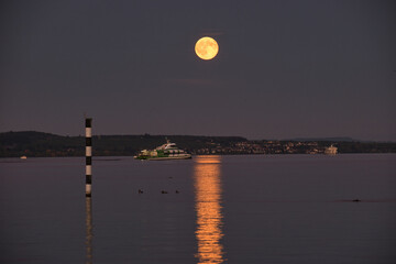 Bodensee, Mondaufgang mit Katamaran