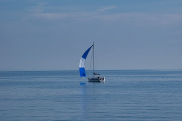Bodensee, einzelnes Segelboot auf dem herbstlichen See