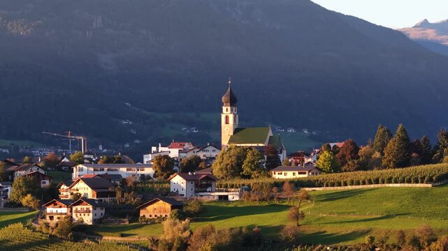 Pfarrkirche Maria Himmelfahrt, Chiesa parrocchiale dell'Assunzione della Beata Vergine Maria, church in the italian dolomites.