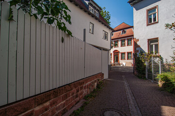Kleine Gasse mit Durchblick