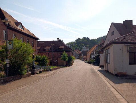 Leere Stra&szlig;e mit Bushaltestelle im kleinen Ort Nothweiler im Landkreis S&uuml;dwestpfalz im Pf&auml;lzerwald an der deutsch-franz&ouml;sischen Grenze. 