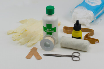Botiquín de primeros auxilios con diferentes artículos.