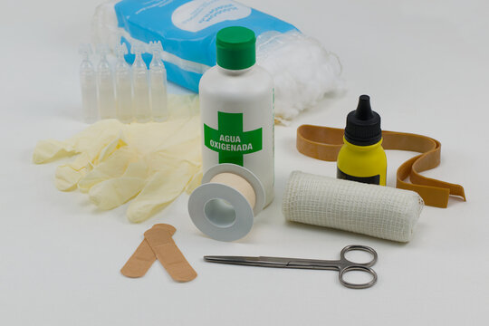 Botiqu&iacute;n de primeros auxilios con diferentes art&iacute;culos.
