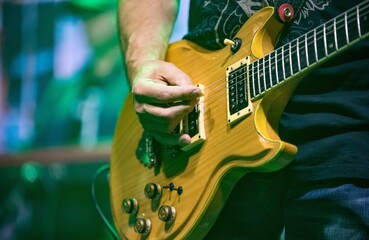 Gitarzysta z gitarą