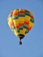 Obraz premium hot air balloon in flight blue sky