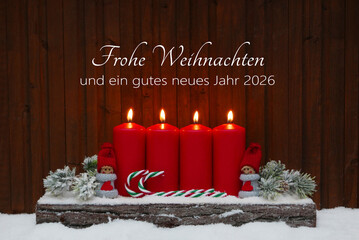 Weihnachtskarte: Rustikale Weihnachtsdekoration mit  roten Kerzen, Zweigen und Weihnachtsschmuck....