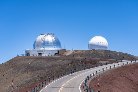 NASA Infrared Telescope Facility、Canada-France-Hawai'i Telescope.  Top of Mauna Kea, Hawaii island / Big island.