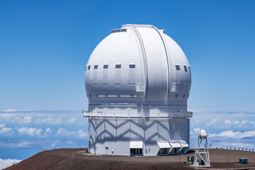 Fototapeta premium The Canada–France–Hawaii Telescope (CFHT) is located near the summit of Mauna Kea mountain on Hawaii's Big Island at an altitude of 4,204 meters (13,793 feet), part of the Mauna Kea Observatory. 