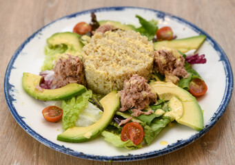 Fresh Quinoa Salad with Tuna, Avocado, and Cherry Tomatoes