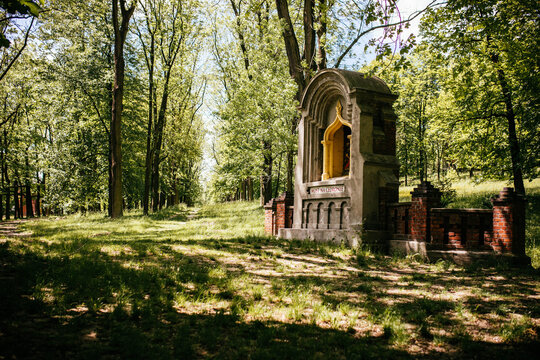 Kalwaria Piekarska w Piekarach Śląskich Kości&oacute;ł katolicki Parafia NMP i św. Bartłomieja Piekary Śląskie msza w kościele, kaplica kapliczka w lesie, pielgrzymka do Piekar Śląskich, Wzg&oacute;rze Kalwaryjskie