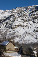Le hameau de la Villette à Vaujany en Isère en France en hiver, chalets recouverts de neige  © jef 77
