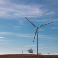 Fototapeta premium éoliennes dans un vaste champ en bourgogne, l'énergie renouvelable de demain, production d'électricité