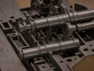 ﻿Das Herz der Maschine: Vintage Schreibmaschinenmechanismus im Detail.