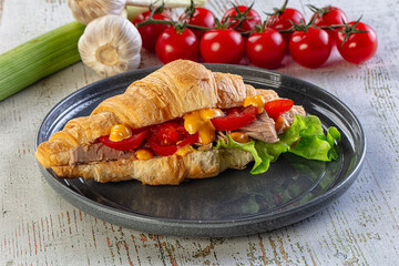 Croissant with tuna, tomato and salad