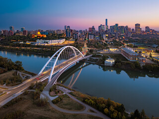 Obraz premium Walterdale Bridge and Edmonton skyline at dusk, Alberta, Canada