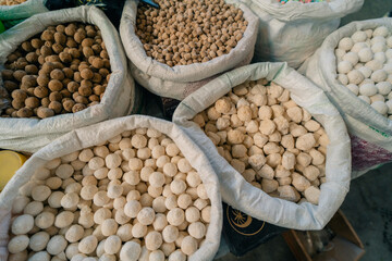 Obraz premium Bishkek, Kyrgyzstan October 15 2024: lepeshka is on sale in Osh Bazaar. Osh Bazaar is one of biggest bazaar in Kyrgyzstan