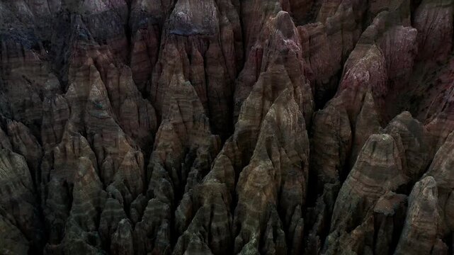 Wawi wawi,  formaciones de barro que se encuentra en la ciudad de Huancayo perteneciente al departamento de Jun&iacute;n