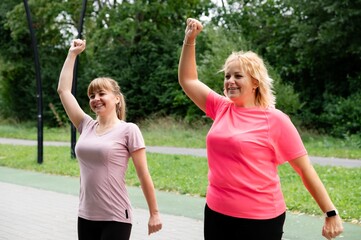 Obraz premium Friends embrace body diversity while enjoying outdoor exercise at the park