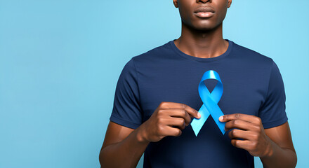 Jovem homem segurando o laço azul do Novembro Azul  com orgulho no peito, fundo azul-claro e iluminação otimista