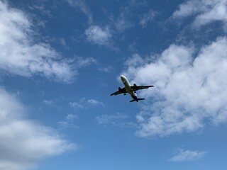 Flugzeug fliegt im blauen Himmel- gute Vorlage für Textur