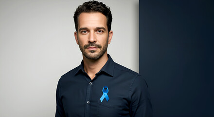 Homem com camisa azul escura, laço azul do Novembro Azul no bolso e expressão confiante em fundo minimalista