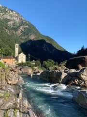 Landschaft im Verzascatal im Kanton Tessin, mit Fluss Verzasca und Kirche Santa Maria degli Angeli, Schweiz