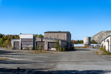 Building and wastes on a abandoned asbestos mine