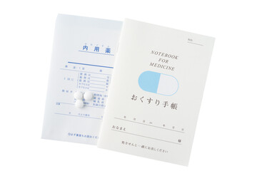 透明背景（png）におくすり手帳と薬